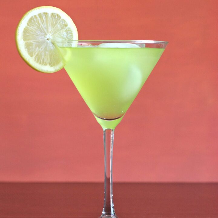 Green Dinosaur drink with lemon slice